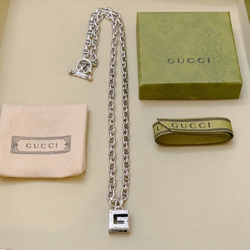 G*u*i necklaces